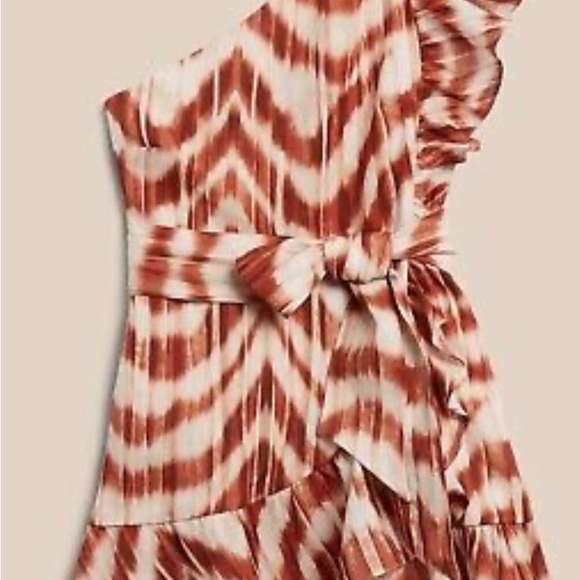 I ordered online and it’s small for me and with new tags. Beautiful mini dress - Picture 7 of 9